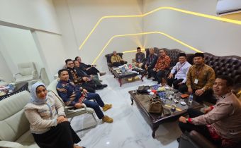 Selesai Rapat Pleno, Bawaslu Riau Ngopi Bareng dengan Ketua KPU RI Hasyim Asyari