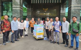 Siap Hadapi Sidang PHPU, Bawaslu Riau Serahkan Berkas Keterangan dan Alat Bukti Ke MK Hari ini.