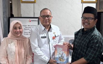 Puslitbangdiklat Bawaslu RI Apresiasi Penyerahan Buku Bawaslu Provinsi Riau