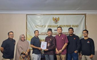 Wujudkan keterbukaan layanan informasi Publik, Bawaslu Se Provinsi Riau serahkan laporan Layanan Informasi Publik tahun 2023 ke Komisi Informasi