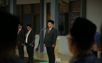 Anggota Bawaslu RI Puadi Pimpin Langsung Upacara HUT RI di Bawaslu Riau