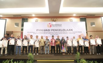 Evaluasi Keterbukaan Informasi Publik dan Pengelolaan Kehumasan, Bawaslu Riau Berikan Anugerah ke Bawaslu Kabupaten/Kota