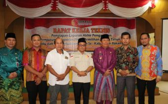 Rusidi daulat Sukiman Serahkan Santunan Pengawas Pemilu yang Gugur di Rohul