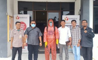 Cegah Covid-19, Kepala Sekretariat Bawaslu Riau Semprot Cairan Desinfektan pada Semua Ruangan Kerja