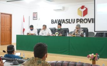 Dua Hari Jelang Tahapan Pendaftaran Bakal Pasangan Calon,  Bawaslu Riau Lakukan Pertemuan dengan KPU Riau dan Tim Pemeriksa Kesehatan