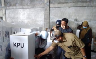 Kepala Sekretariat Bawaslu Riau Tinjau Kelengkapan Logistik Pilkada Dumai