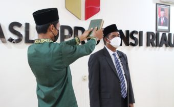 Gunawan Suswantoro Lantik Gushendri Jadi Kepala Bagian Bawaslu Riau