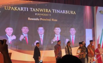 Bawaslu Riau Raih Penghargaan di Ajang Anugerah Tinarbuka Komisi Informasi Pusat