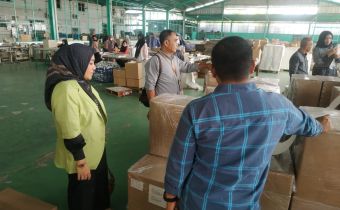 Awasi Pengadaan Logistik Pemilu, Patminah Tinjau Pabrik Pencetakan Segel di Bekasi
