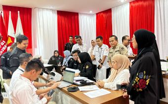 Hari kedua : Bawaslu Riau Awasi Melekat Dua Bapaslon yang Mendaftar ke KPU Riau