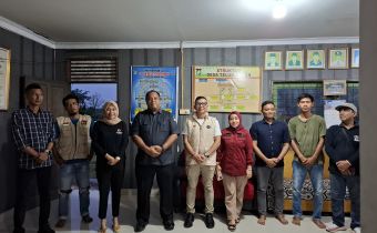 Jelang hari Pemungutan Suara,Patminah Tinjau langsung Distribusi Logistik Pemilihan Pada Wilayah Terdapak Banjir Di Kec. Kampar Kiri