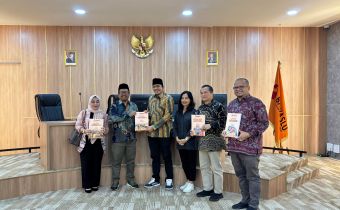 Bawaslu Riau Serahkan Laporan Pelaksanaan Tugas Tahun 2024 kepada Bawaslu RI