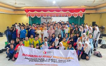 Bawaslu Riau Gelar Sosialisasi Kelembagaan dan Kepemiluan di SMAN 17 Pekanbaru