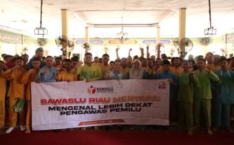 Dihadapan Siswa SMAN 4 dan SMAN 19 Pekanbaru, Bawaslu Riau Edukasi Makna Kepemiluan dan Demokrasi