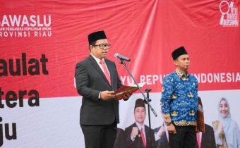 Turut Merayakan HUT RI ke-80, Bawaslu Riau Laksanakan Upacara serta Adakan Berbagai Lomba