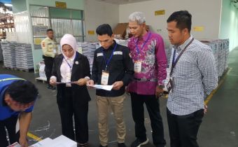 Anggota Bawaslu Riau Cek Langsung Proses Produksi Surat Suara Pilkada Riau