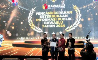 Bawaslu Riau dan Bawaslu Pelalawan Terima Anugerah Keterbukaan Informasi Publik