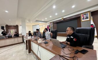 Pimpinan Bawaslu Riau, Indra Khalid Nasution bersama staf Bawaslu Riau