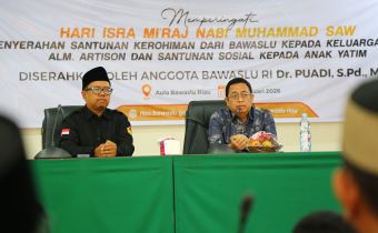 Ketua Bawaslu Provinsi Riau (kiri) dan Anggota Bawaslu Puadi (kanan) dalam penyerahan Dana Kerohiman Ke Keluarga Staf Bawaslu Riau yang Wafat